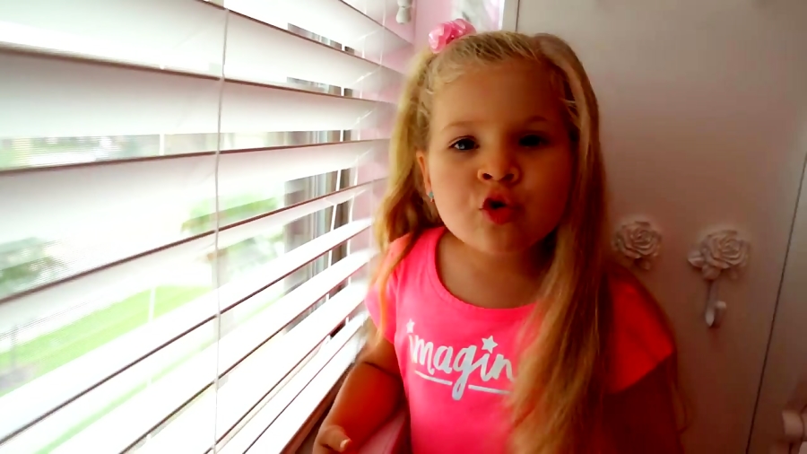 دیانا و اسباب بازی ها - خواب پرنسس دیانا روی تخت خواب جدید